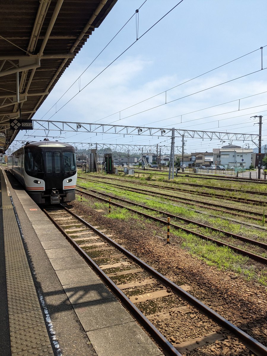 BadenWitch's tweet photo. 特急南紀之旅
新車HC85真是好東西（雖然還是晃）
JR東海的車掌服務簡直太棒，為每一個要在多氣換車去伊勢的人都解說了一次換乘時刻表和換乘路線（以及多氣站沒有電梯這件事），可以看出JR東海真的很重視快速みえ了🙈 https://t.co/uAxw1tQpOk