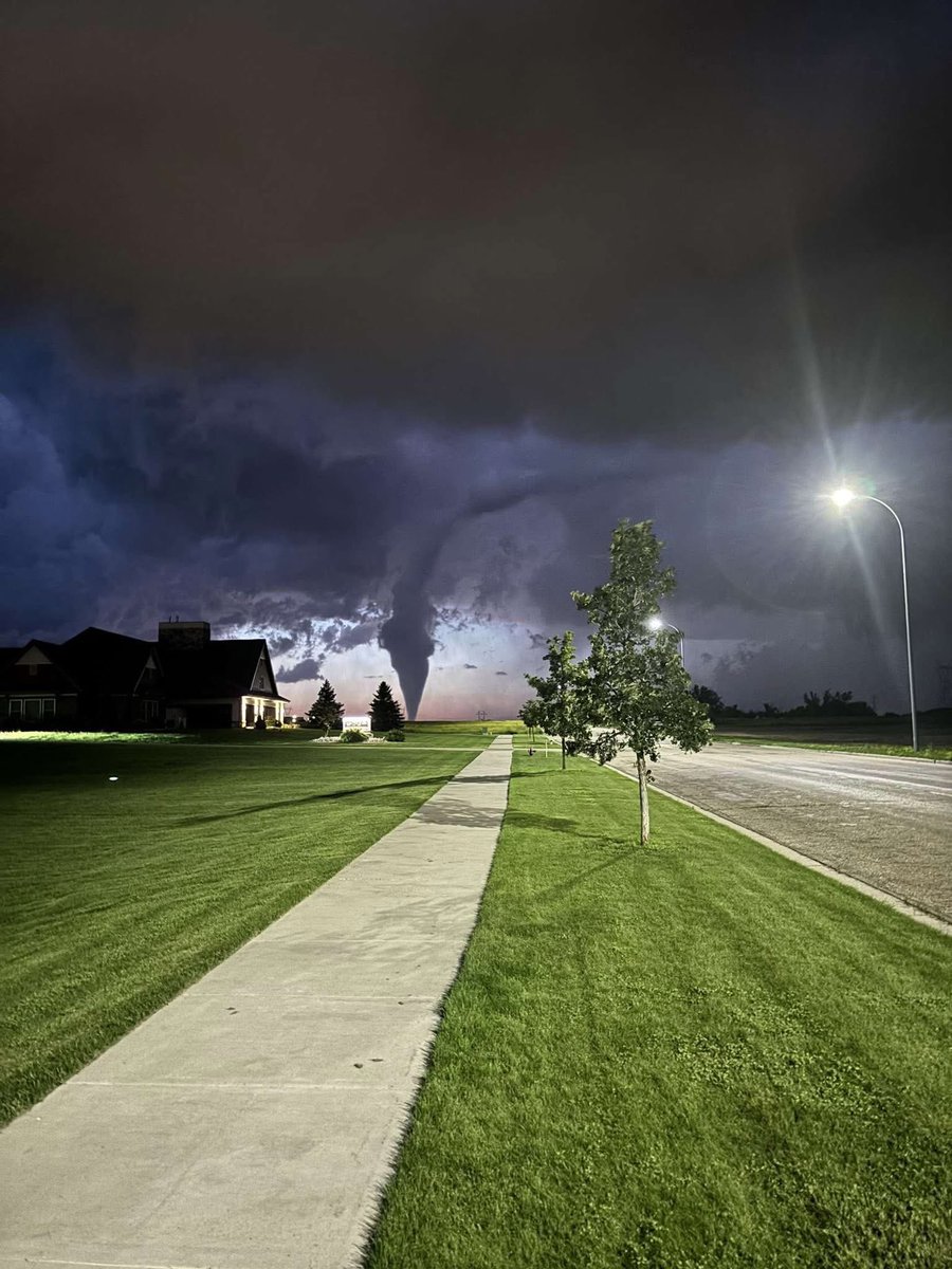 MesoMedia_X's tweet image. WOW! Talk about dynamic piping! This was another shot from a friend of mine in Bismarck #NDwx #wxtwitter