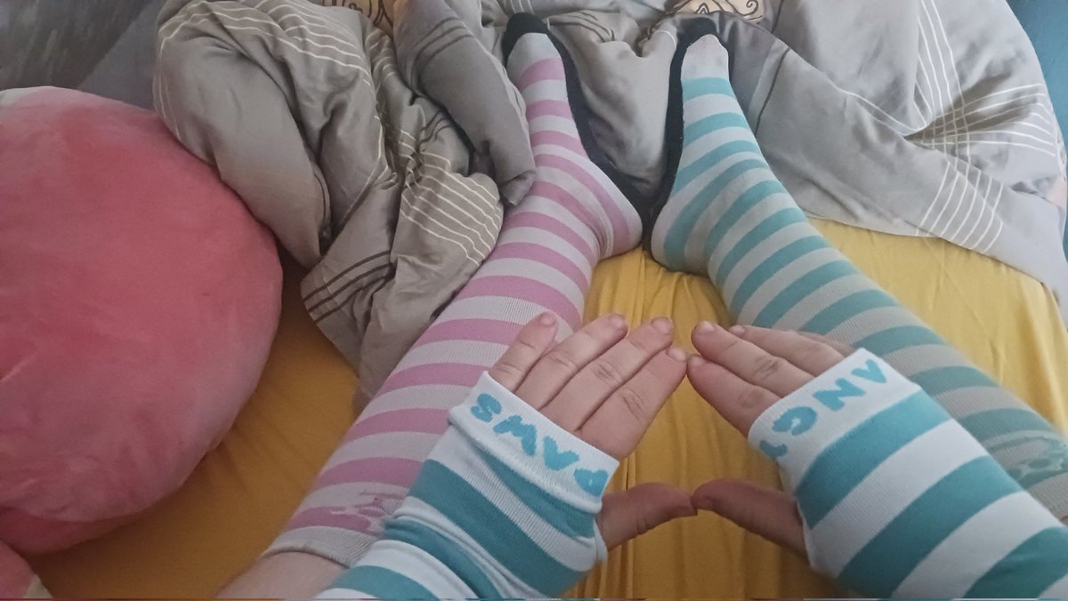 Need someone for cuddles #femboy #thighs #UWU #OWO #crossdresser #germanfurry