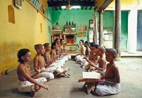 जिन्हें लगता है कि पंडित जी आए दो चार मंत्र बोले और 1100 लेकर चले गए , यह फोटो उनके लिए ही है, एक बार गौर से देखें कि एक आचार्य बनने के लिए 9 साल की उम्र से ही कितनी तपस्या करनी होती है, सुबह 4बजे से नीद का त्याग करना , भीषण ठंड में ठंडे जल से 4 बजे स्नान करके वेद पढ़ना, अच्छे