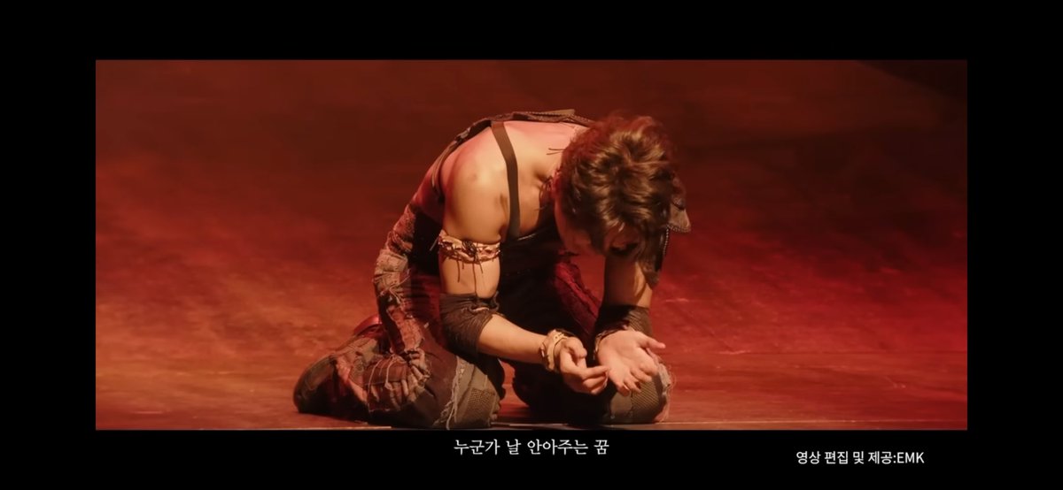 이거 은앙 단두대에서 목 잘리기 직전의 포즈잖아………..

목이 잘리고 난 뒤에 빅터가 앙리의 머리를 안아줬으니까
‘누군가 날 안아주는 꿈’ 이 위생창 직전의 상황이었던건가…. 저 자세로 있다가 목이 잘리면 안길 수 있었으니까.