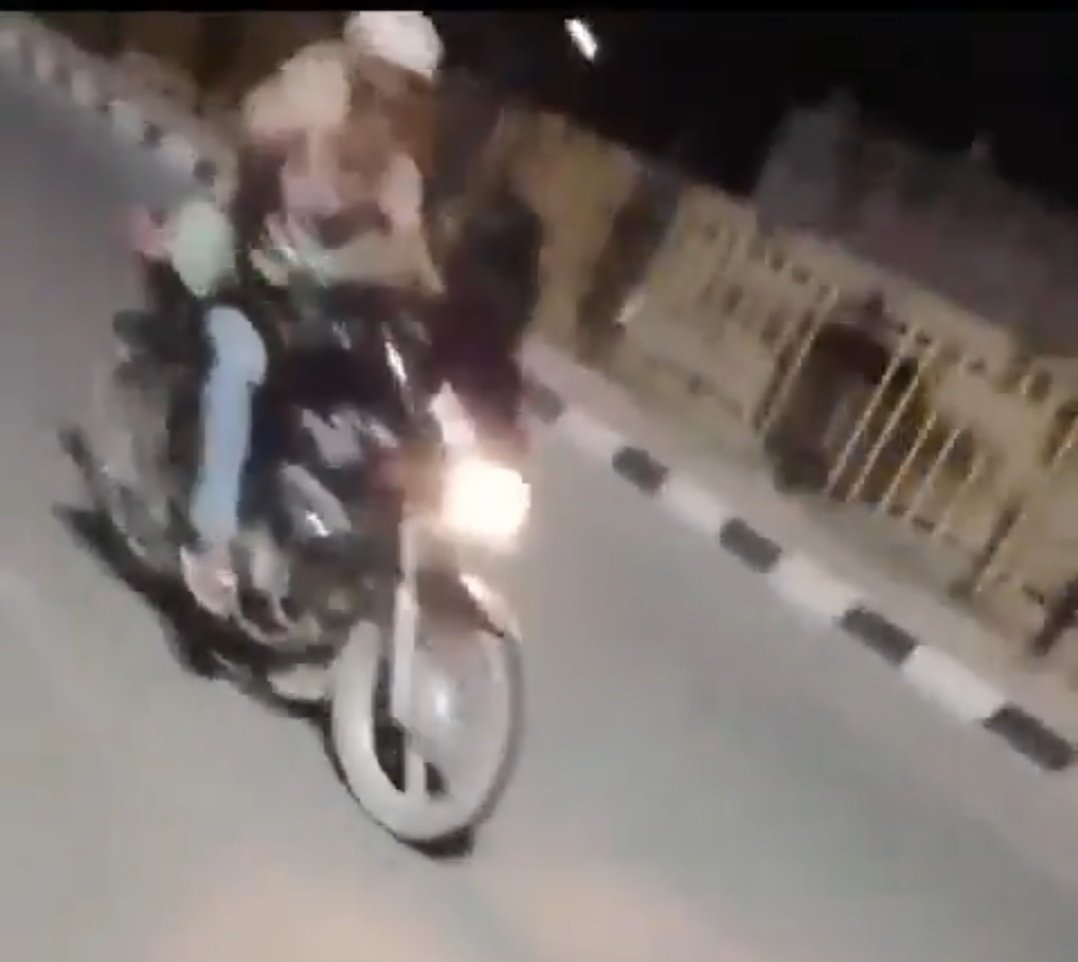 इस बार बाइक पर ही धाकड़ कांड हो गया,
मामला आगरा - फिरोजाबाद हाइवे का है,