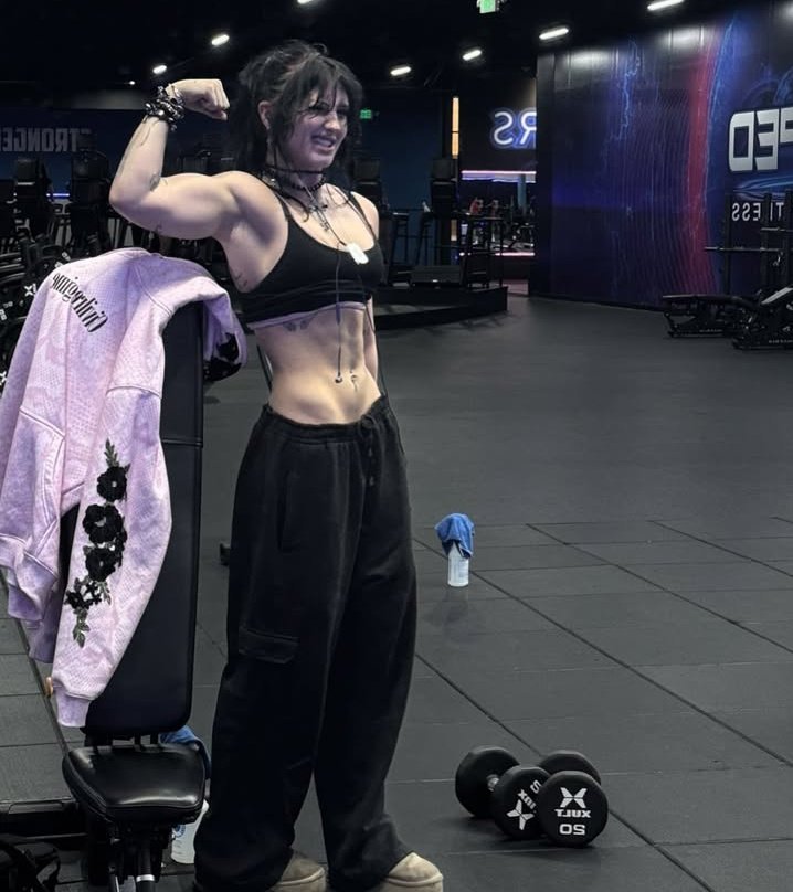 ㅤㅤㅤㅤㅤㅤㅤ
ㅤㅤㅤㅤ— •• Para cuando me toque alzar a esa rubia bonita.

ㅤㅤㅤㅤㅤㅤㅤ