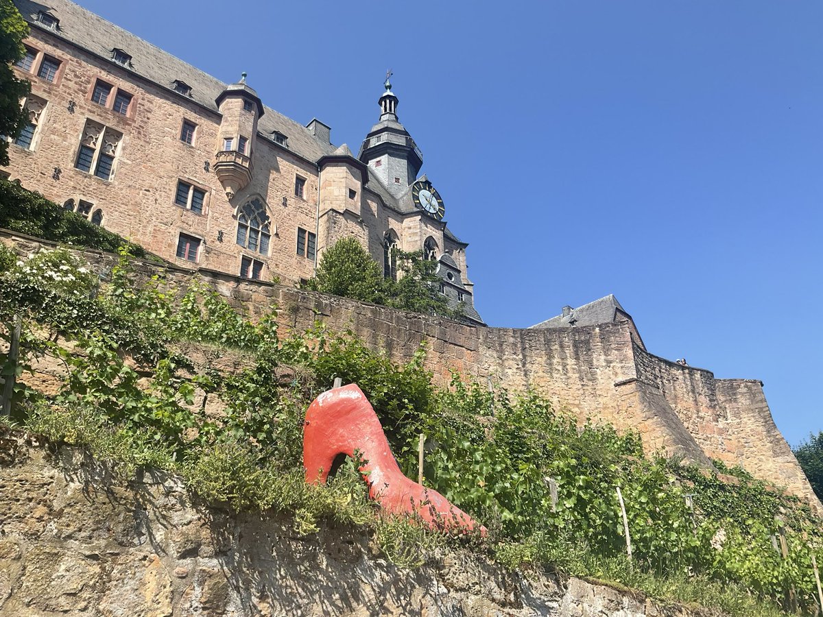 Kaffeesuechtig2's tweet photo. ラインマインカードを利用して
マールブルクに👑
グリム兄弟ゆかりの地のひとつで
街中にグリム童話のオブジェが点在しています。
スタンプラリーのようにオブジェを探しながらの街歩き🚶‍♀️
天に突き刺すようなゴシック建築、エリザベート教会も圧巻でした✨
#Marburg
#グリム童話 https://t.co/qfobodLDZR