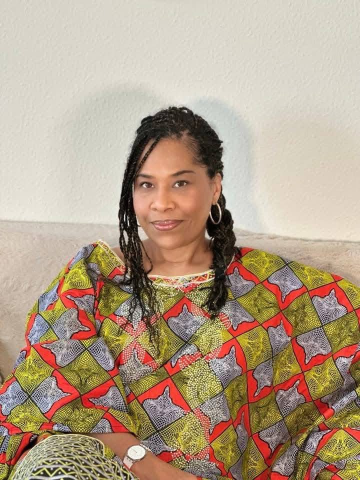 Pose toi là Queen <a href="/Nath_Yamb/">Nathalie Yamb</a>. 
Fais leur ça bien à ces racistes perdus dans ce siècle. 
Montre leur comment le monde change sans eux. 
Mille bravos.