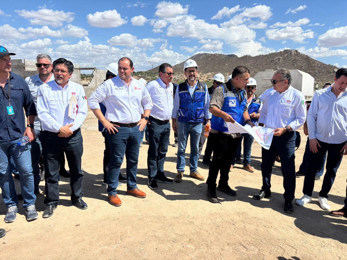 eduardoacunap's tweet photo. Hoy acompañamos al Director General de @Infonavit, @OctavioRomero_O, en visita a la construcción de desarrollo de viviendas accesibles para familias hermosillenses, como parte del Plan Nacional de Vivienda.

Este proyecto cuenta con el respaldo del programa Sello H del @HermosilloGob y @PromotoraInmobH, que incentiva la construcción de vivienda económica en beneficio de las familias hermosillenses.