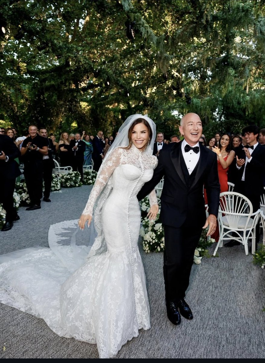 PremKumarMeen12's tweet image. Jeff Bezos took “Prime delivery” to the next level — married Lauren Sánchez on a private island in Venice! 💒
A yacht, A-listers, and a $50M wedding? Just billionaire things. 🛥️💸
#JeffBezos #WeddingGoals