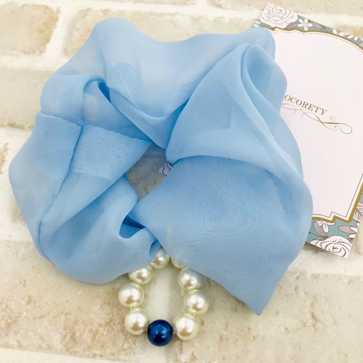 【障害者ブランド・ココリティ】ココリティーズ作　シュシュ　「ブルー　パールリング（薄い生地）」　NO.3621

ココリティーズ製のブルー パールリングシュシュは、薄い生地が軽やかで、優しいブルーとパールの組み合わせが上品。福祉施設制作ならではの温かみと繊細さが魅力です￥600