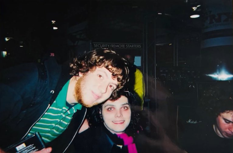 Sergio Saba de <a href="/cecimonsters/">Cecimonster vs Donka</a> junto a un sonriente Gerard Way de <a href="/MCRofficial/">My Chemical Romance</a> 

(2004)