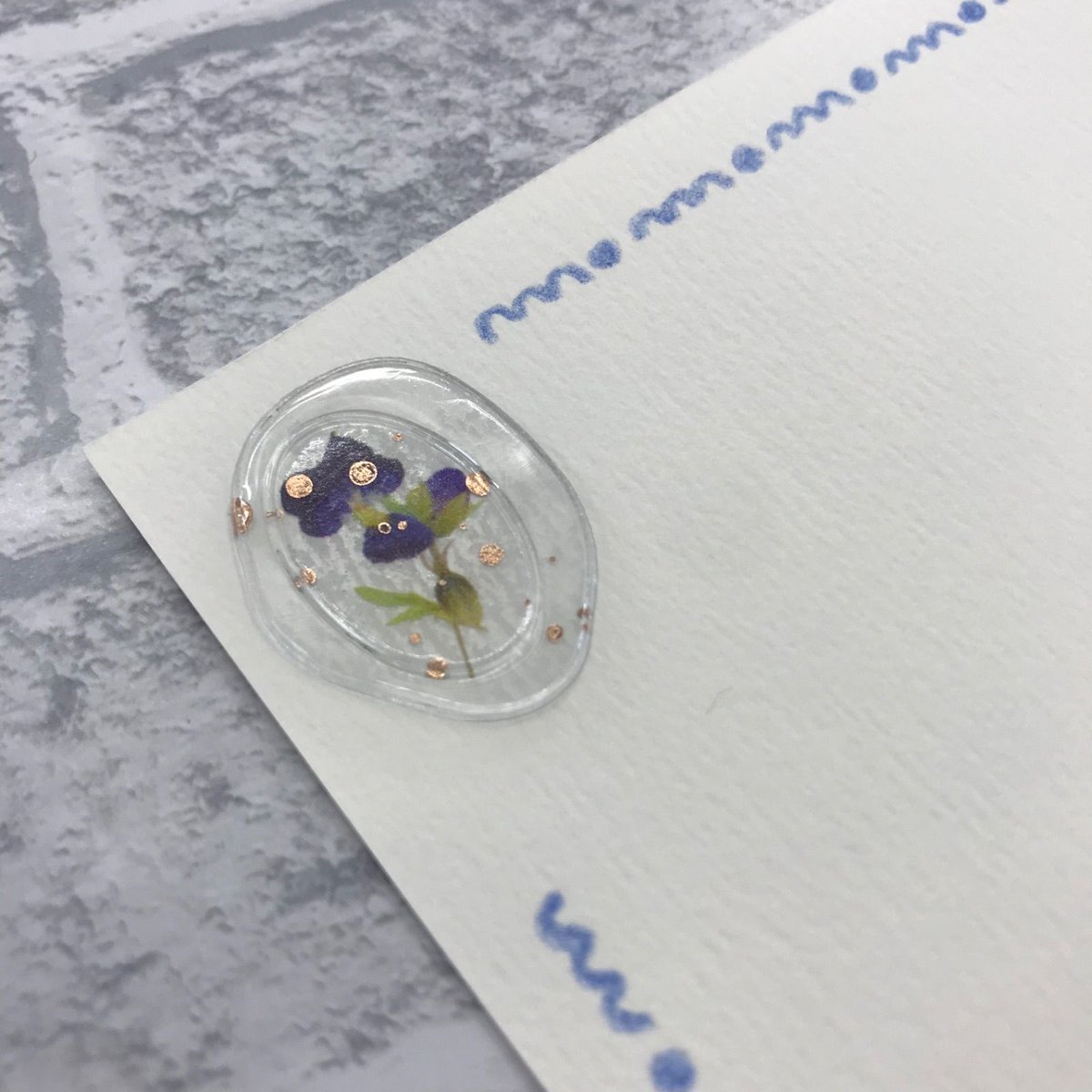 【障害者ブランド・ココリティ】春咲靖子作　メッセージカード　「メッセージカード5枚セット（押し花風）」NO.3719

このメッセージカード5枚セットは、押し花風の透明アートが施され、春の優しい雰囲気を演出。手作り感と個性が光り、ユニークなデザインが贈り物や手紙に特別感をプラスします￥500