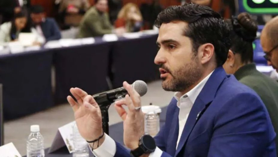 💥 Gobierno podrá rastrear ubicación de tu celular sin orden judicial con nueva Ley de Telecomunicaciones

El Senado aprobó en comisiones la nueva Ley de Telecomunicaciones, que permite al gobierno acceder en tiempo real a la ubicación de cualquier ciudadano con celular, sin