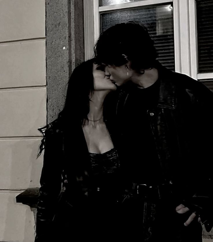 Eres mi refugio en un mar de caos, y en tus brazos encuentro mi hogar.