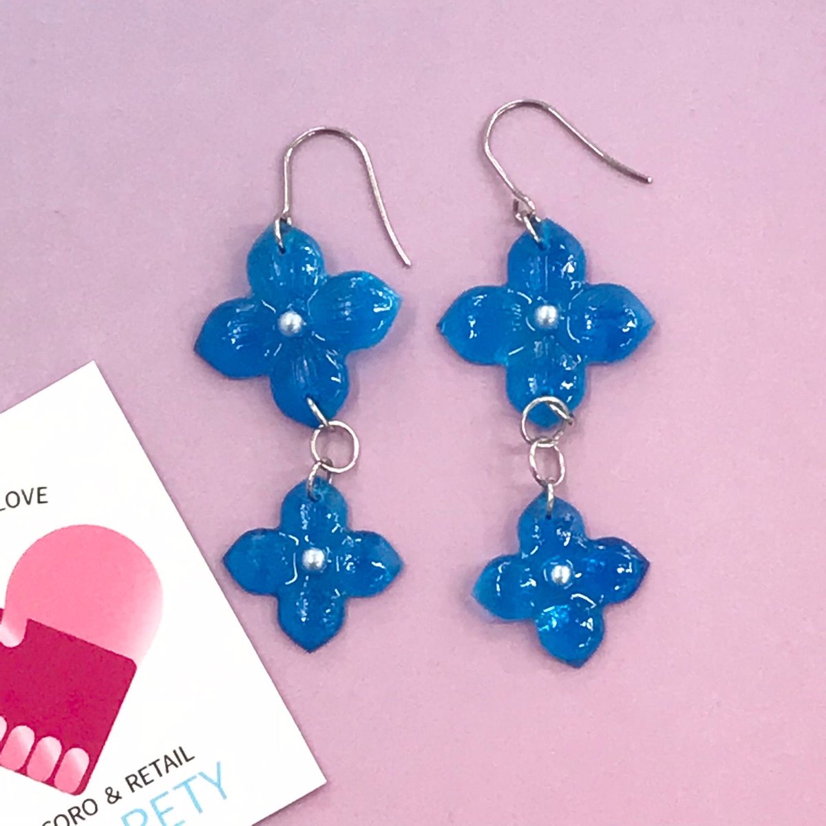 【障害者ブランド・ココリティ】山桜うさぎ作　フックピアス　「青いのアジサイ」NO.3799

障害者ブランド・ココリティの「青いのアジサイ」フックピアスは、鮮やかな青と繊細な花デザインが魅力。手作りの温もりを感じさせ、個性的で上質なアクセサリーとして注目です￥1500