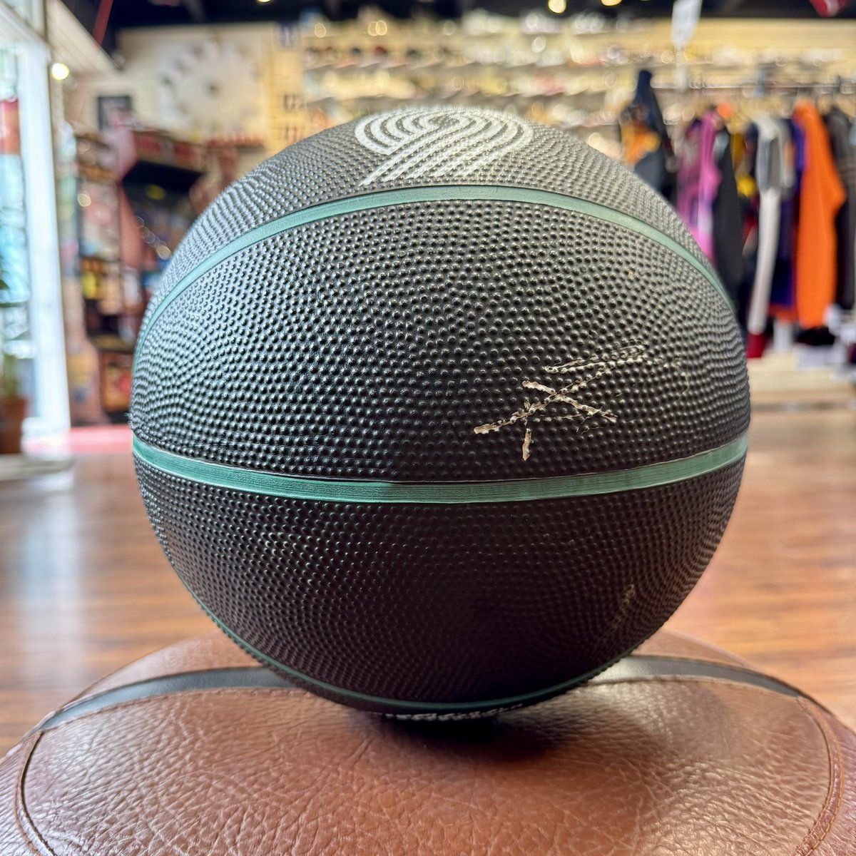 Ant Simons 🐜 Auto’d Ball #ripcity 

backtothebasket.com/products/pdx-b… $100