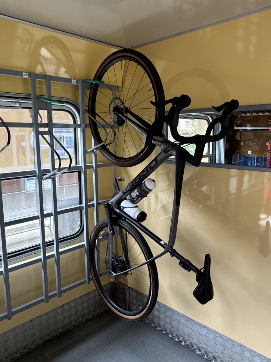 Grauer Morgen, die „Knajpa“ noch geschlossen, aber Kaffee gibt es selbst samstags, bevor der erste „direkte“ Zug geht. 5 Tage radeln im Altvatergebirge vorbei. Viel gesehen, noch einiges übrig ! #Jesenik