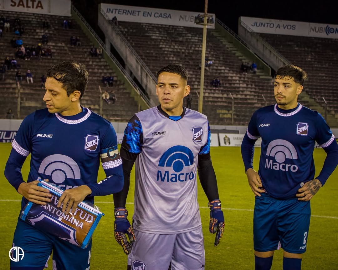 rumboalascensoo's tweet photo. 🟤🔵 #JuventudAntoninana / Martín Esparza luego del partido ante San Martín: "ÍBAMOS EN NUESTRO DESORDEN TRATAR DE BUSCAR REVERTIR LA SITUACIÓN. EL HINCHA TIENE QUE ESTAR MOTIVADO, QUIERE GANAR IGUAL QUE YO. ESTE GRUPO TIENE MUCHO PARA DAR TODAVÍA".

📝 @FMF8
📸 @CJAOficial https://t.co/1gemcOVC27