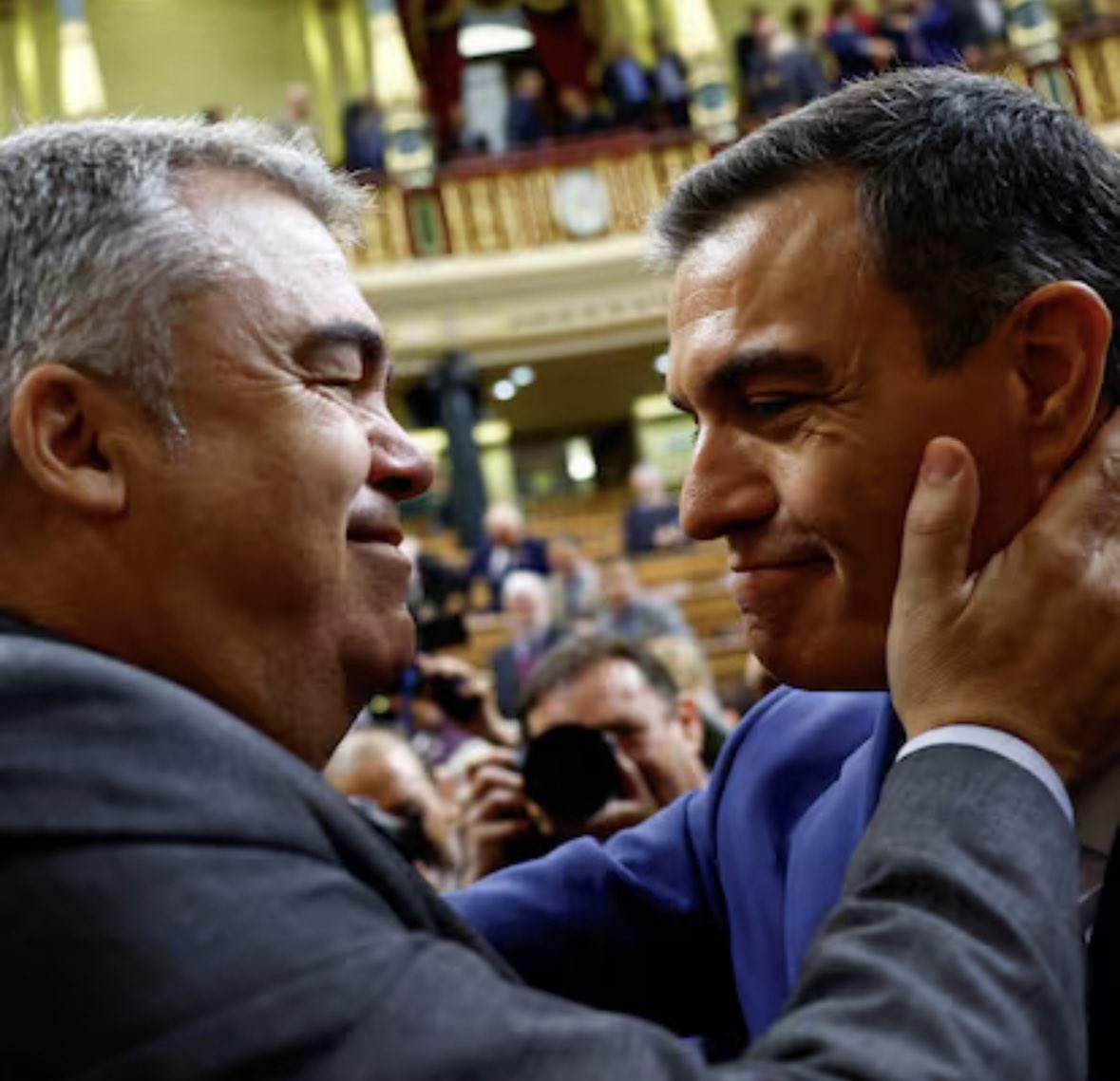PuntaLeyend's tweet photo. Pedro Sáunez, la corrupción te acaricia la carita. https://t.co/OIb6vVeDS3