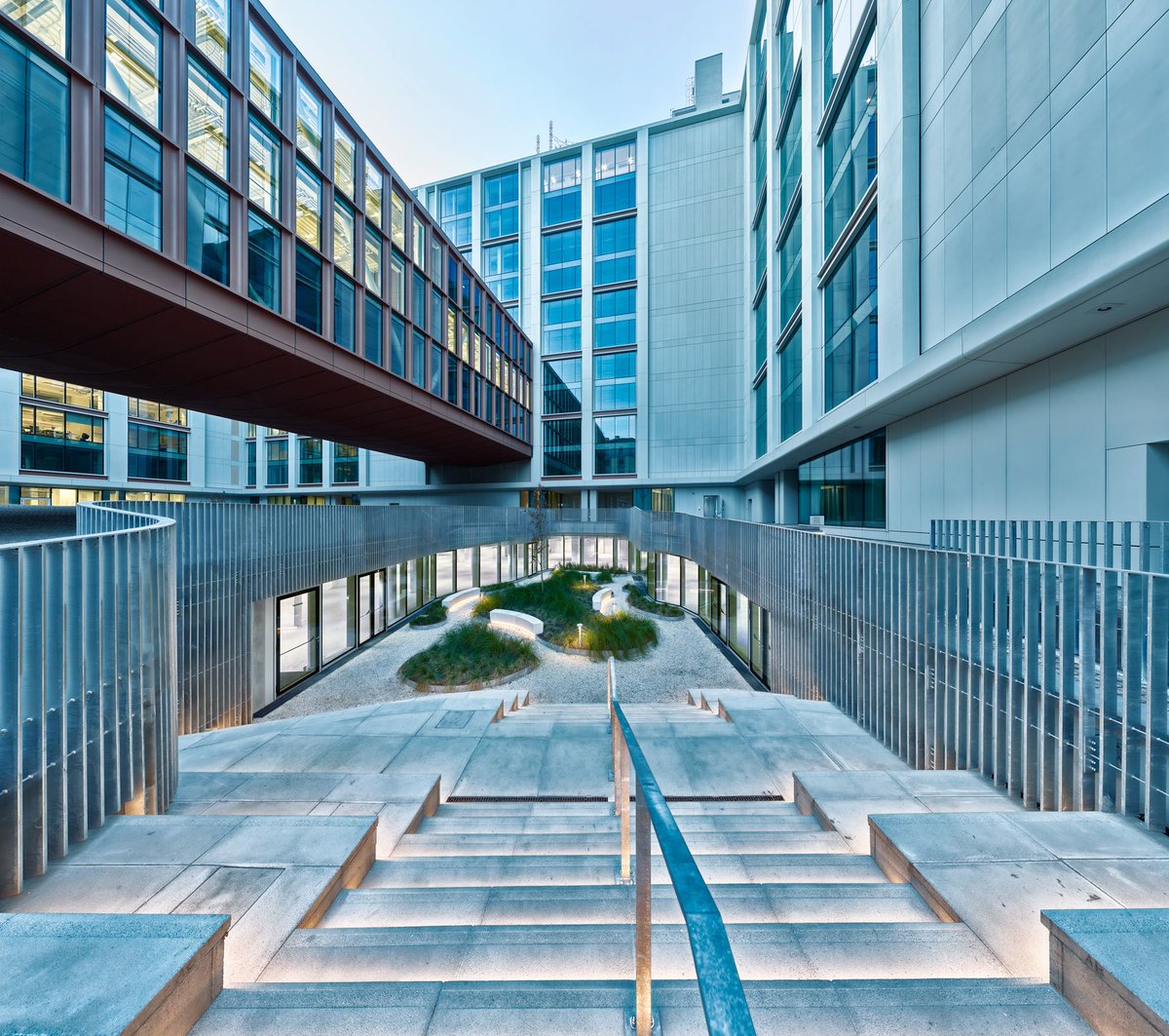 Siemens's tweet image. A 45,000 m² smart building: 40 commercial tenants. It runs on a single, smart control system that monitors everything from air quality to power usage - all through intelligent #BuildingTechnology.