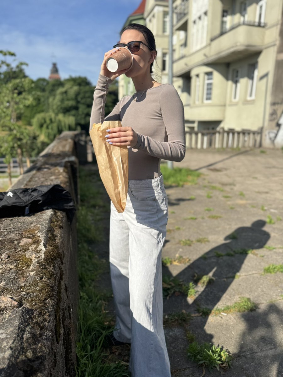 Paulacomesfirst's tweet image. GM GM - last stretch before @EthCC
Organizing
- 2 brunches,
- 3 dinners and
- 2 drink parties - so my last few weeks were mainly coffee and 💻🔥 hence I was MIA.
Exited to see you all! 🤗
