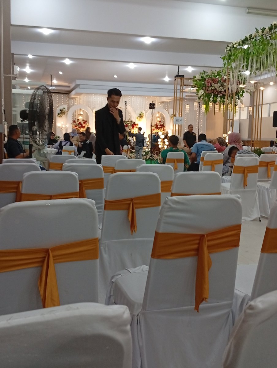 AsyaSigit's tweet photo. Salfok sm orang ini dari pagi,, ada yang kenal ? https://t.co/6CMDt5uHsD
