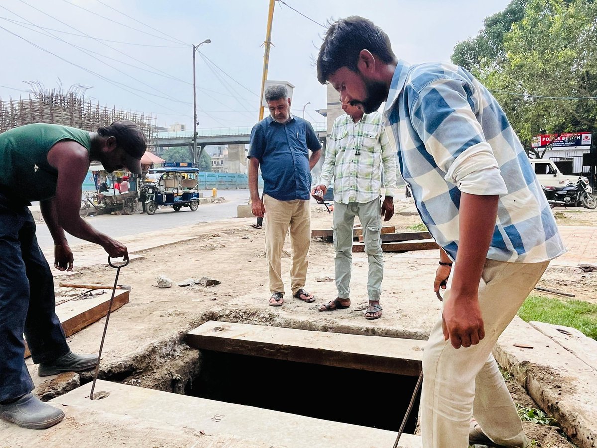 rajbhatia_bjp's tweet image. जनता की सुविधा के लिए प्रतिबद्ध ! 

आज आदर्श नगर विधानसभा के अंतर्गत मजलिस पार्क, रोड नंबर 51 पर सीवर सफाई कार्य का निरीक्षण किया।

साफ-सुथरा और स्वच्छ क्षेत्र ही स्वस्थ समाज की पहचान है।

#adarshnagar #viksitdelhi #cleandelhi