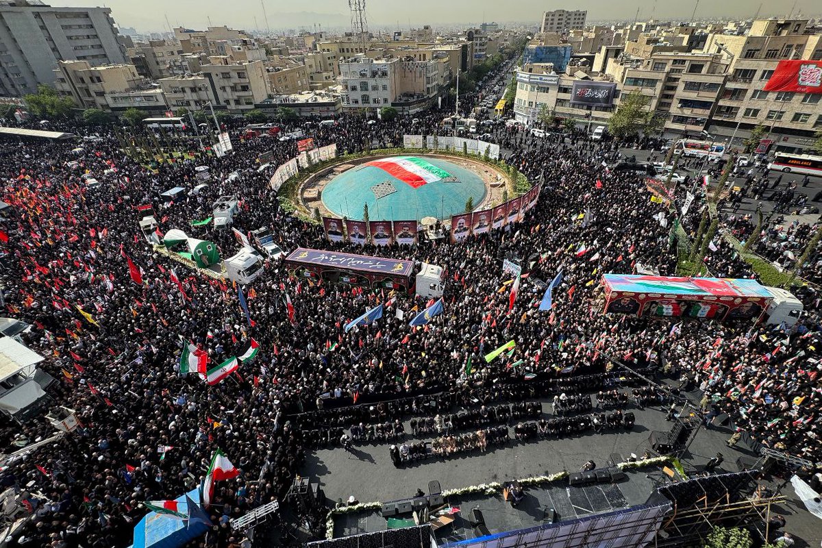 Hajpichkak's tweet image. نه پول دادن،
نه اجبار بود،
نه تبلیغ آنچنانی…
فقط نام ش.هید اومد، و مردم اومدن.
اینه عمق سرمایه اجتماعی جمهوری اسلامی.
اینه معنای واقعی پشتوانه مردمی.
#بدرقه_90میلیونی
#مردان_میدان