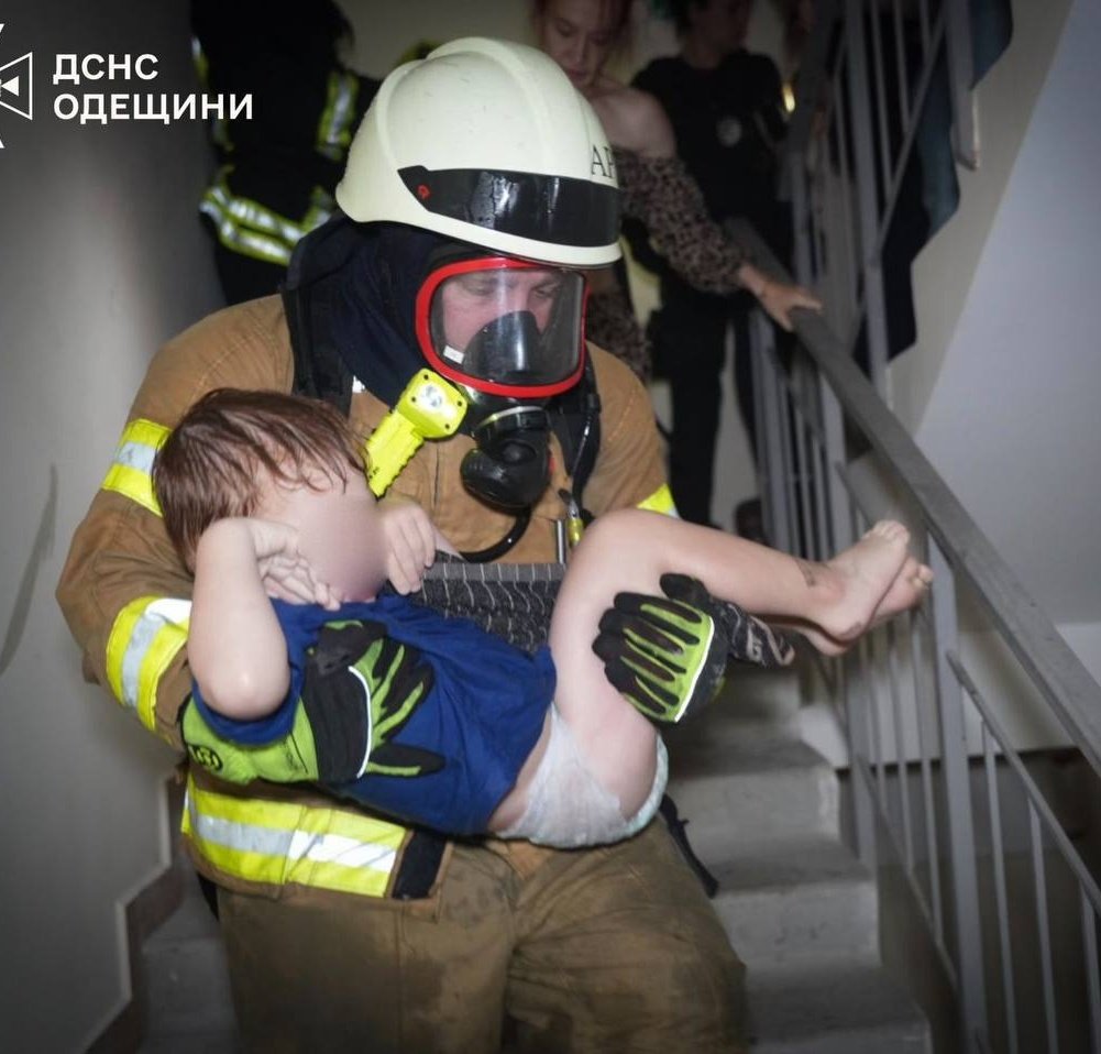 Residential tower block hit in Odesa by russian Kamikaze drones this morning, 6 known injuries so far including children, 2 confirmed dead.

rusnya must pay.

Fucking terrorists.