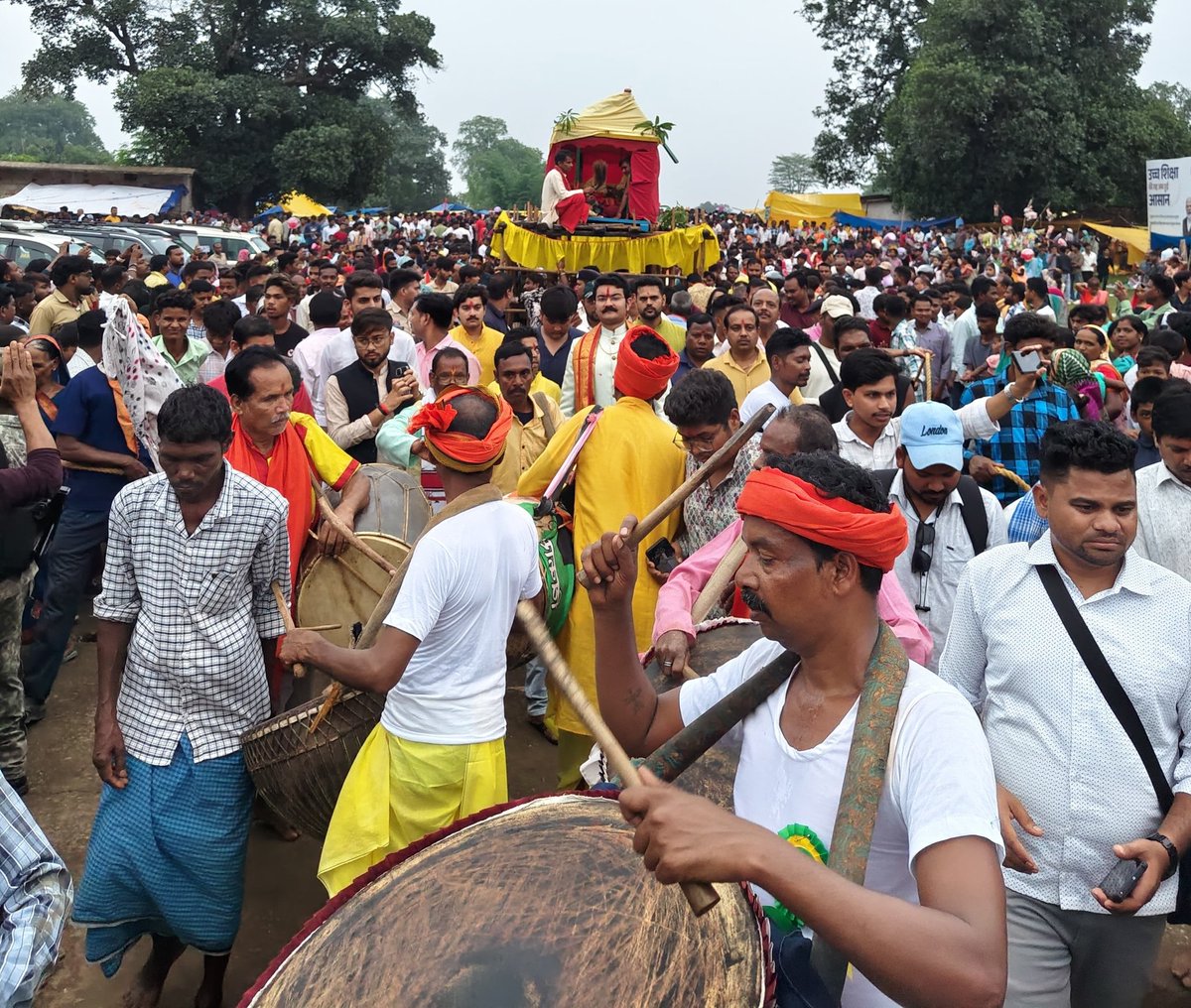 ranvijayjudev's tweet photo. भगवान जगरनाथ रथयात्रा कस्तूरा (जशपुर) मे युवराज @Yashpratapjudev जगरनाथ जी के सेवक बन कर सम्मिलित हुए।साथ ही राजकुमार @AryapratapJSP , राजपुरोहित जी एवं भक्तजन हज़ारों की संख्या मे उपस्थित रहे। @BJP4India @INCIndia @BJPCentralMedia @BjpJashpur @JashpurDist @ChhattisgarhCMO https://t.co/yzDGwHD76y