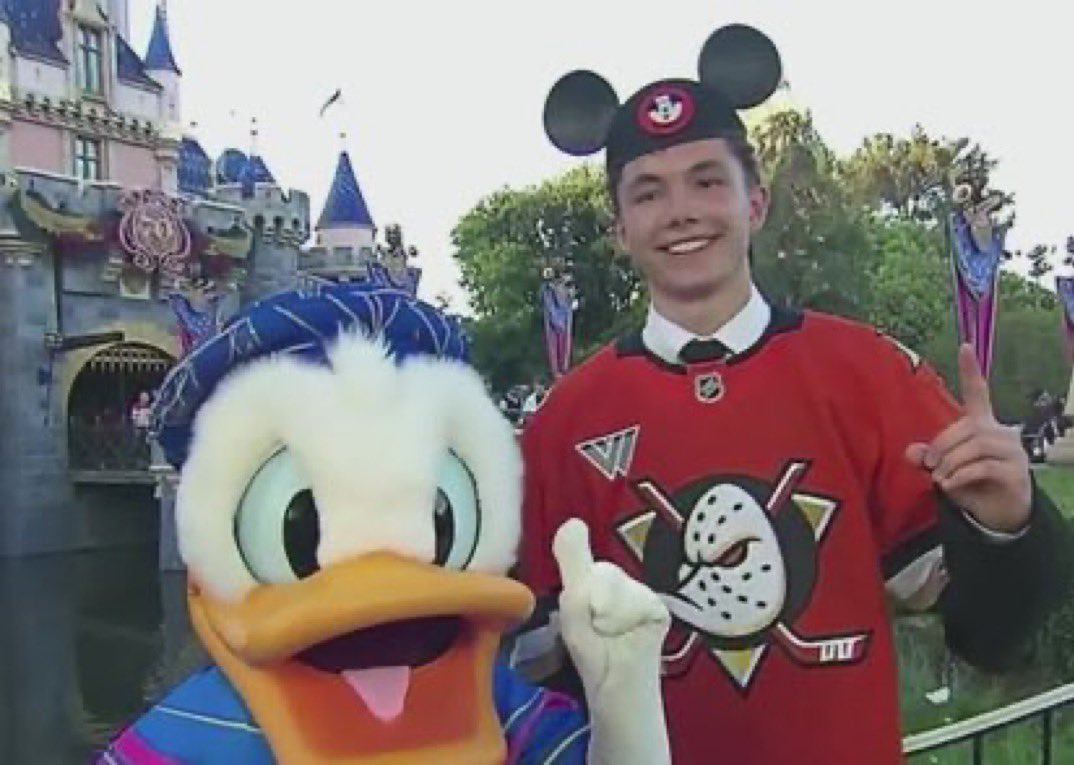 DucksNPucks's tweet image. The @AnaheimDucks won the first round of the NHL draft &amp;amp; the internet! Good night! #FlyTogether ✌🏼 #KaChow