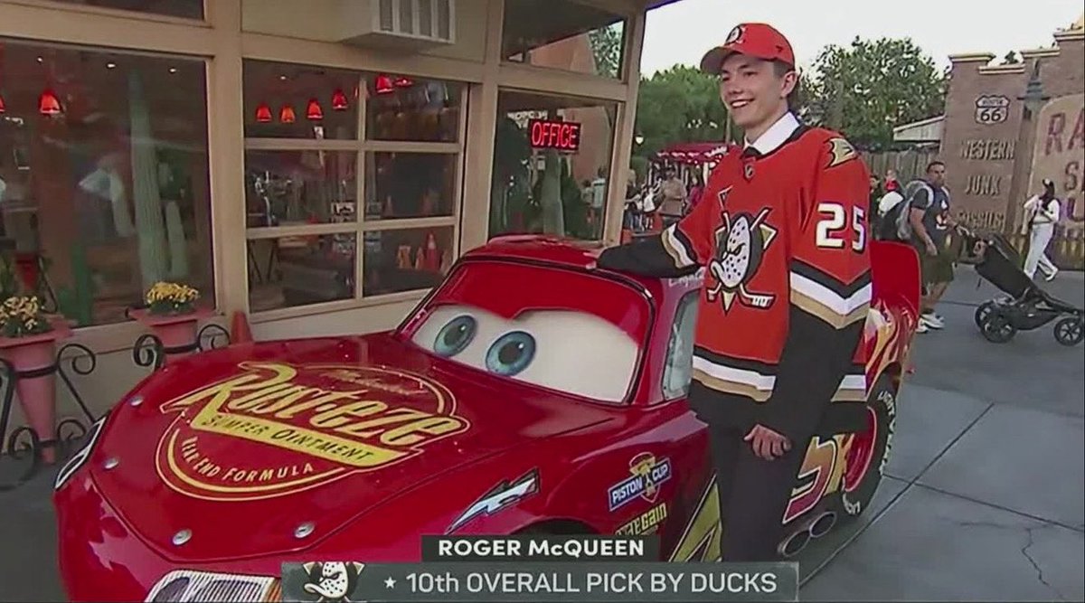 DucksNPucks's tweet image. The @AnaheimDucks won the first round of the NHL draft &amp;amp; the internet! Good night! #FlyTogether ✌🏼 #KaChow