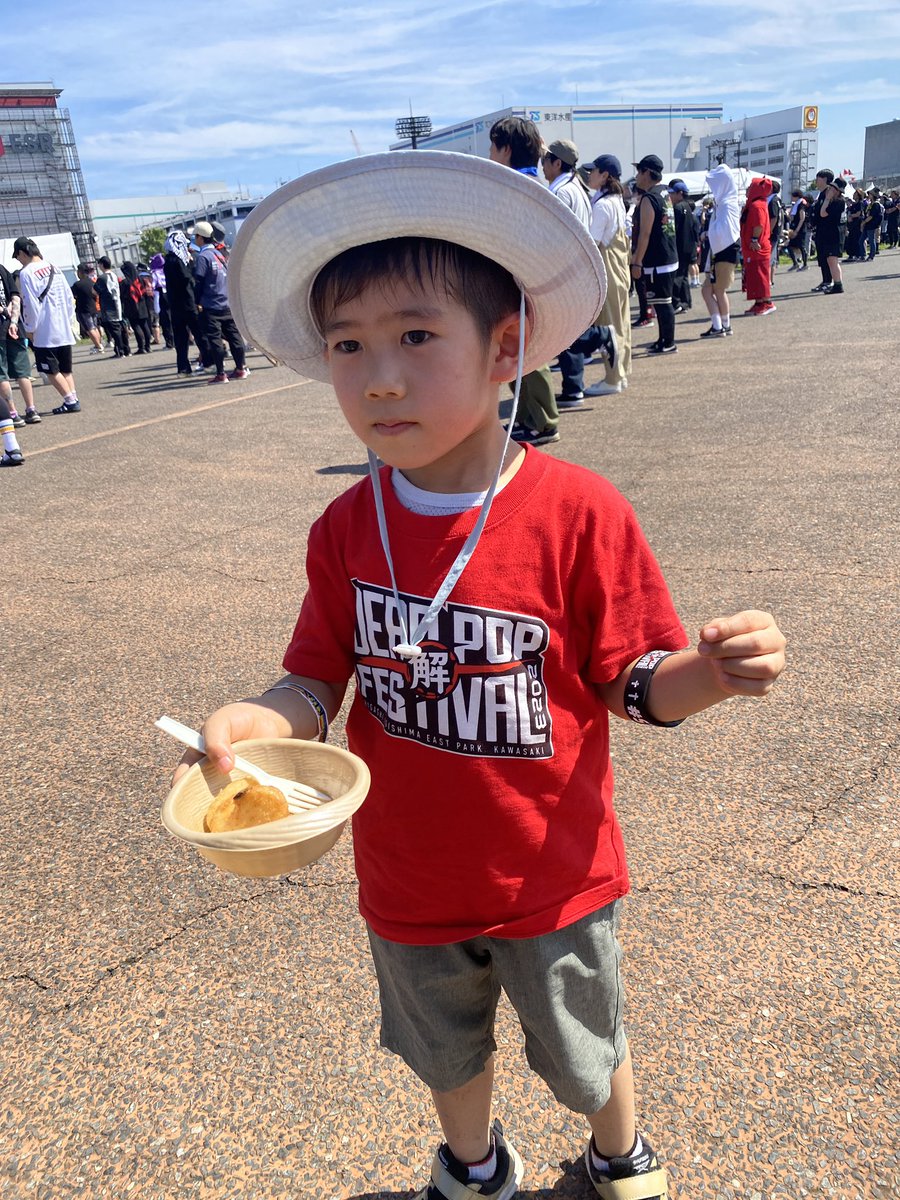 kitiku787's tweet photo. 初フェスの音圧に圧倒される2号！
子供にはライブ用耳栓かイヤーマフはしましょう。
#子供とフェス
#英才教育
#DPF
#DEAD POP FESTiVAL https://t.co/11Bfl9q2kV