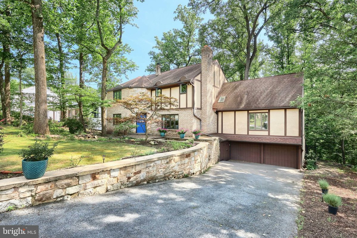 GinterGroup's tweet image. 8 Pine Tree Drive, New Cumberland, PA, 17070
4 bed | 4 bath 3104 Sq. Ft.
Active | 549900
bit.ly/44qPbxn
Charming Tudor Revival Nestled on a Wooded Retreat. A Rare Blend of Old-World Elegance &amp;amp; Modern Comfort. Welcome to this tastefully renovated Tudor-style home set...