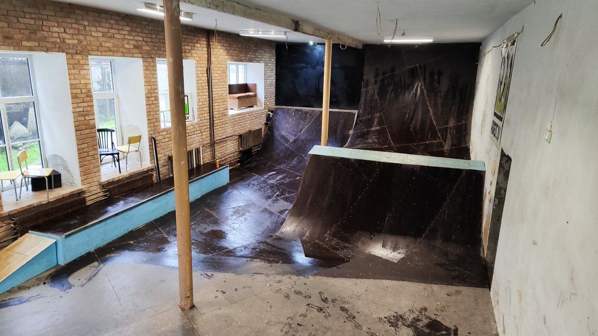 5:00 no rīta pamodies tikai lai pamīztu… un atceries, ka indoor jāmazgā čoma sīča dzimšanas dienai 😅
Tīrs parks, slapjas drēbes – tagad uz dušu un uz darbu 😂