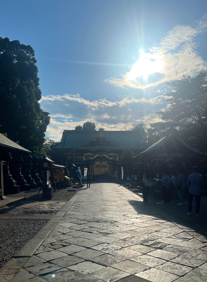 先日は上野の美術館に行って自分の出品した書を見てきた。
そのあと上野東照宮を散策してたら外国人観光客の方が家族写真を撮ってくれた📸