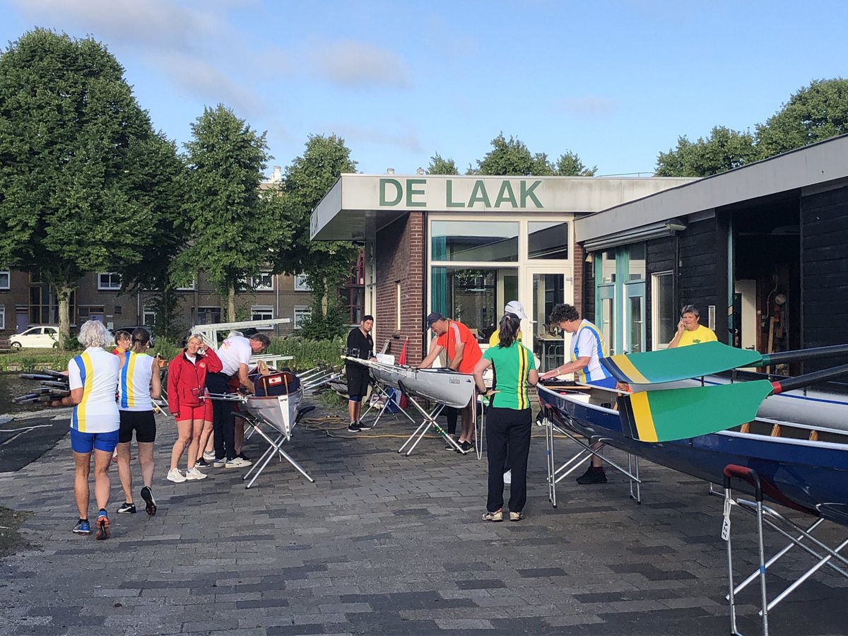 Vandaag wordt de Haegsche Bluf Marathon verroeid. Prachtig weer. Deelnemers en boten komen geleidelijk aan bij De Laak. Tussen loods en vlonder ligt het vol. #HBM #marathonroeien #roeimarathon