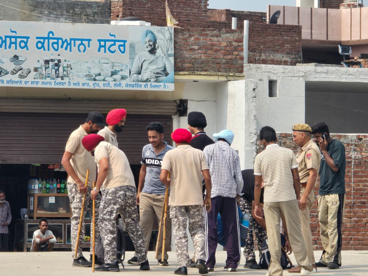 PatialaPolice's tweet photo. Under the ongoing campaign to maintain law &amp; order and prevent any untoward incidents, surprise checking was conducted at local jails and railway stations.
🔍 Jail barracks were thoroughly searched to ensure no illegal items were present.
#JailChecking #PatialaPoliceInAction https://t.co/krkTuoanyG
