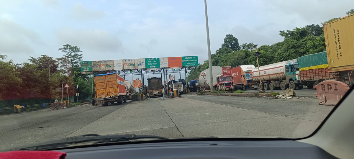 BRV_RAJPUT's tweet photo. #mumbaigujrathighway
#heavytrafic 
#gadkari 
Condition of mumbai gujrat highway। 
Take care everyone।
20 to 30 km trafic jam।
People choose wrong sight for travel,safe journey guys।if travel this route be careful। @aajtak @ZeeNews @gujratsamachar @sandeshnews @ https://t.co/gOR5rVN3t6