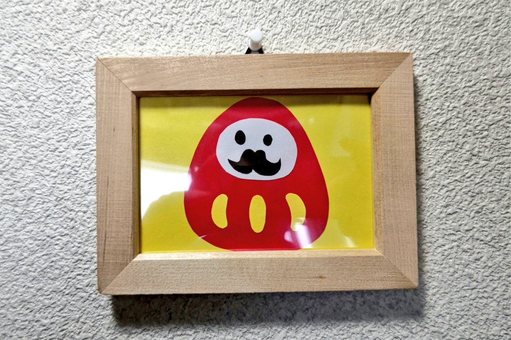 買った額縁が絵はがきのサイズに合わなかったので切り絵などしています