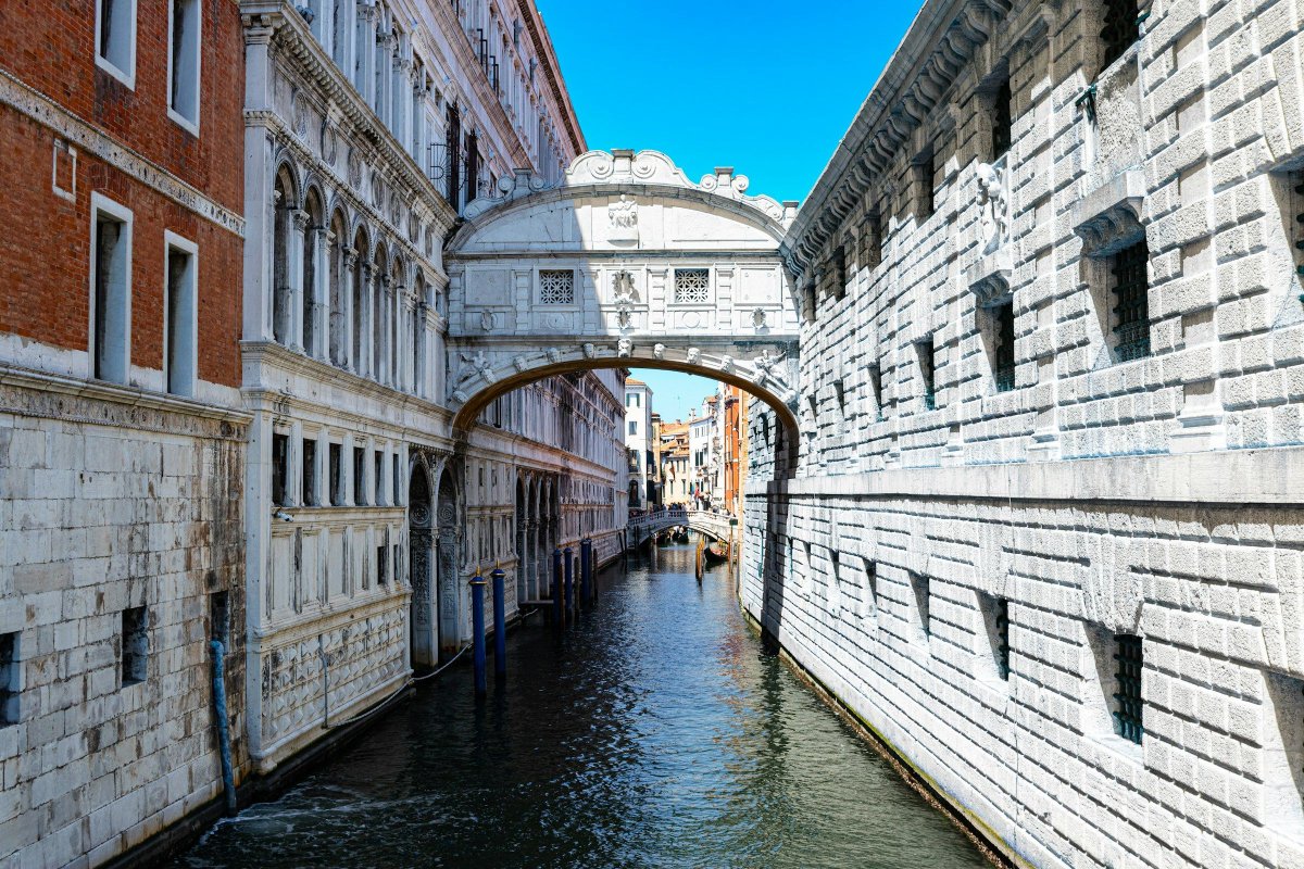 «Imparerai a tue spese che nel lungo tragitto della vita incontrerai tante maschere e pochi volti» (Luigi Pirandello, nato oggi nel  1867 a Girgenti). Buon sabato, amici!

#28giugno