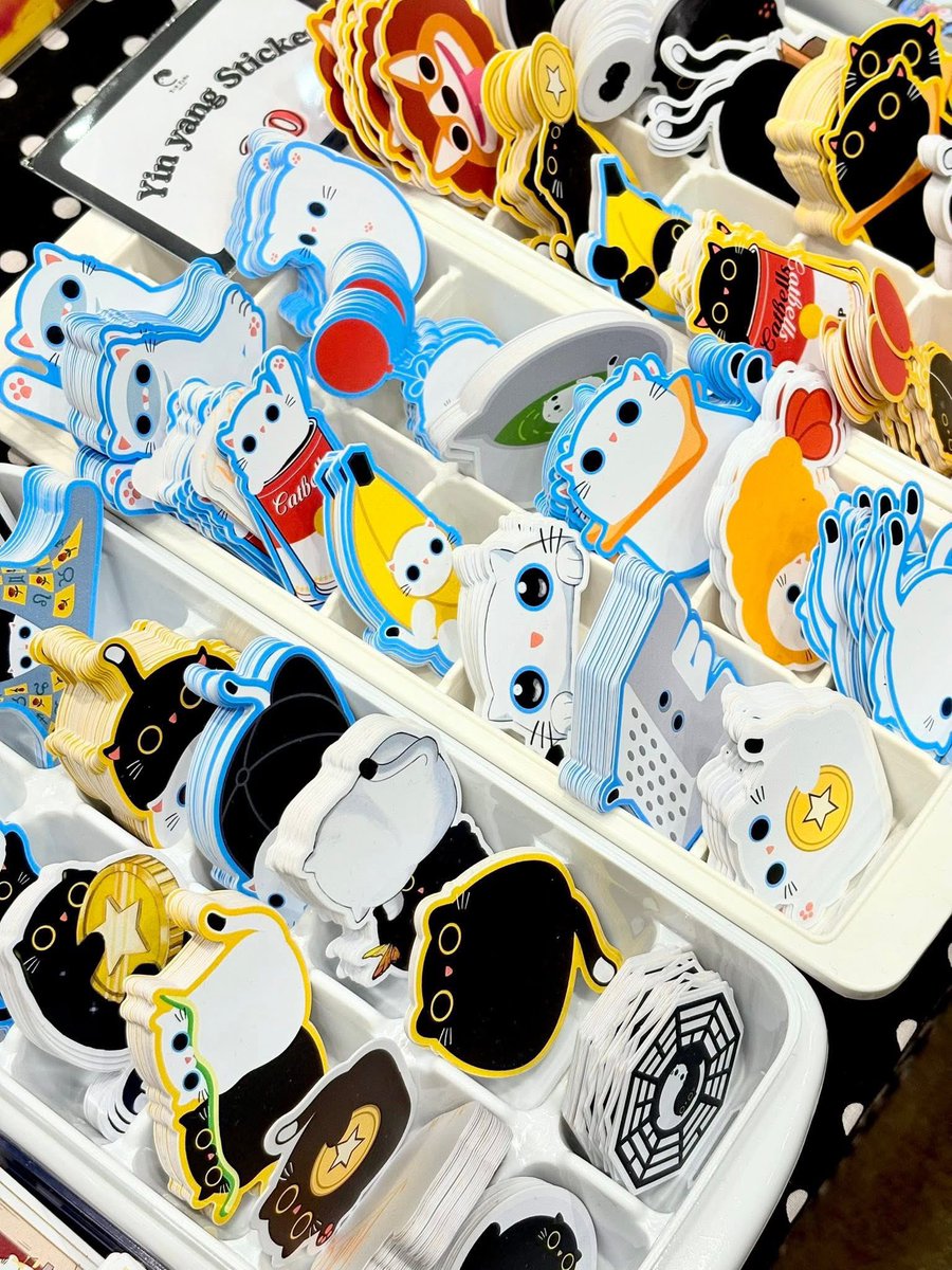 ตั้งแผงแล้วคร้าบบบบบ!
มาสุ่มกาชา บิดไข่พวงกุญแจ กันได้ที่งาน  #IFEXPO2025 ประกอบร่างสร้างเส้น ในงานมีศิลปินมากมาย มางานเดียวคุ้มมาก มีของใหม่ออกมาหลายอย่างเลยครับ แอบบอกว่ามีไพ่ตัวอย่าง ไพ่ออราเคิลชุด 03 : the salary cat มาวางโชว์ด้วยครับ ฝากติดตามกันด้วยนะครับ🙌🏻