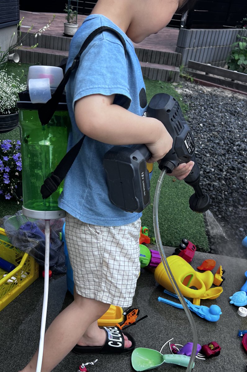 jimbrother3's tweet photo. アイリスオオヤマ✖︎スプラトゥーン
ペットボトルより大容量で長持ち
#スプラトゥーン水鉄砲
 #アイリスオオヤマ 
#高圧洗浄機 #水遊び
#夏 https://t.co/YWhj6j4pFg
