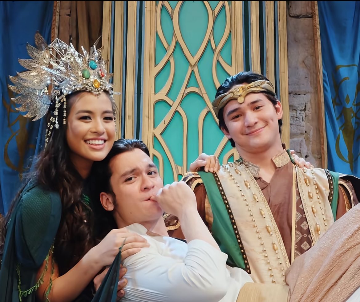 capmargogilll's tweet photo. THIS PIC??? FAMILY !!! ๐ฅน
#AleBarro #Encantadia https://t.co/JpPKKdWhaV