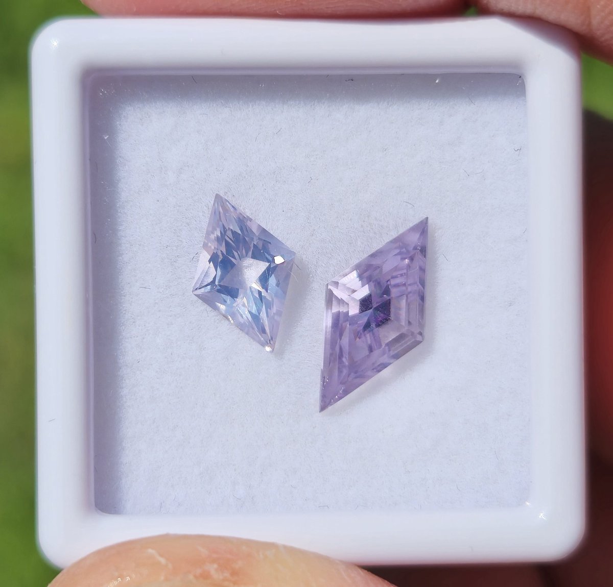 상원이가 떠오르는 돌멩이들