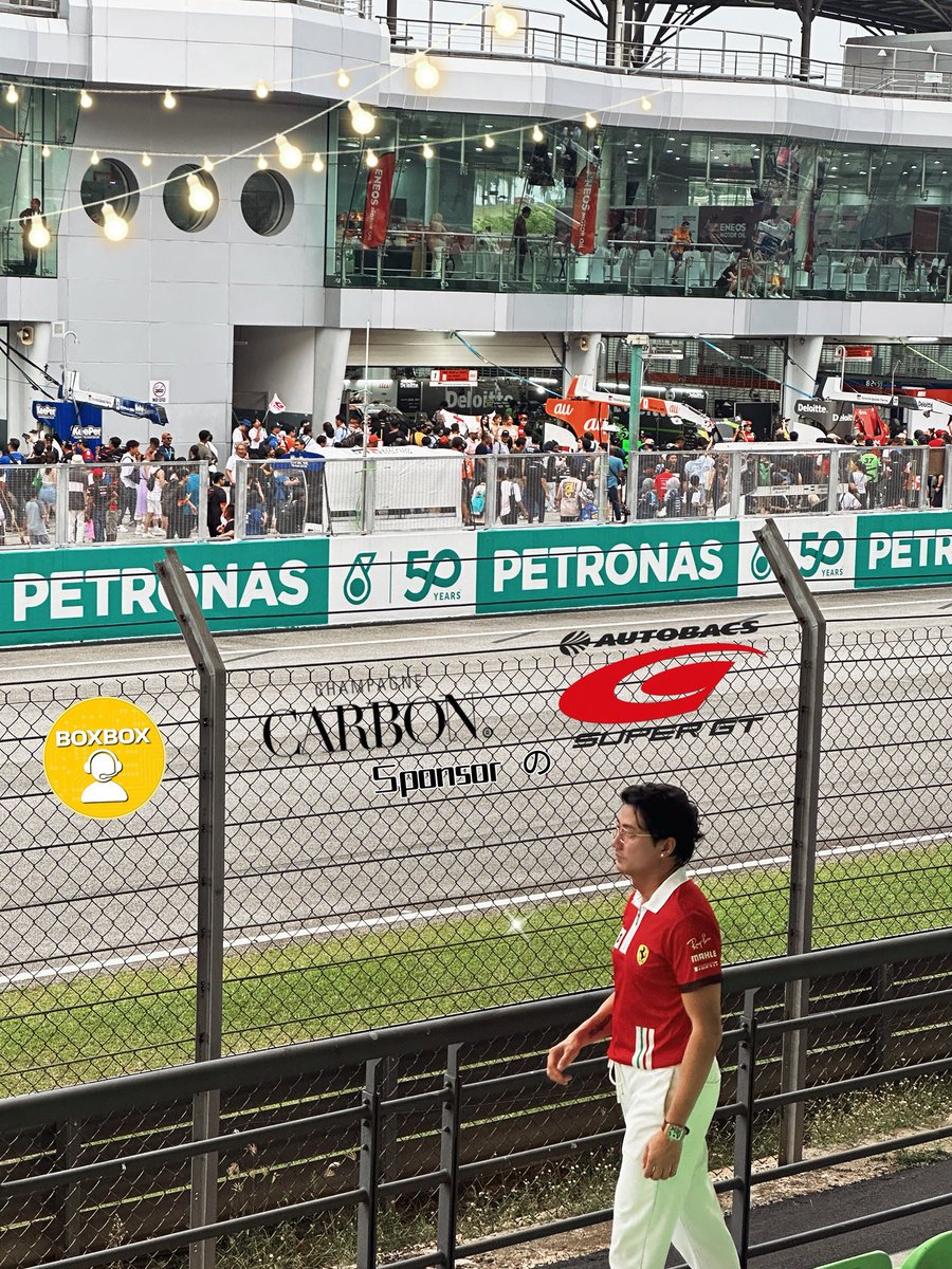 昨晚的AUTOBACS Super GT体验至今仍让我兴奋不已！🇯🇵🏁

非常感谢Champagne Carbon SUPER GT Malaysia @boxboxformula1 的赞助——我一直很自豪有你们的支持🥂✨

日本的GT赛车文化真是高到惊人。我喜欢引擎的轰鸣声和观众的热情……不过，那温度也太高了吧！🥵☀️