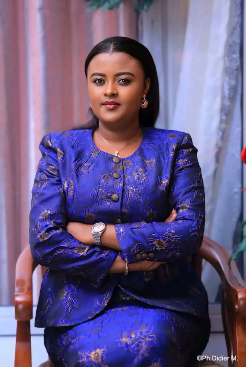 Dada <a href="/Muyumba/">Amb.Francine MUYUMBA NKANGA 🇨🇩</a> belle et intelligente :pas des faux cheveux,des faux ongles, teint chocolat au lait,l'art oratoire dans les veines. l'Afrique est fière de vous là belle TANGANYIKAISE.