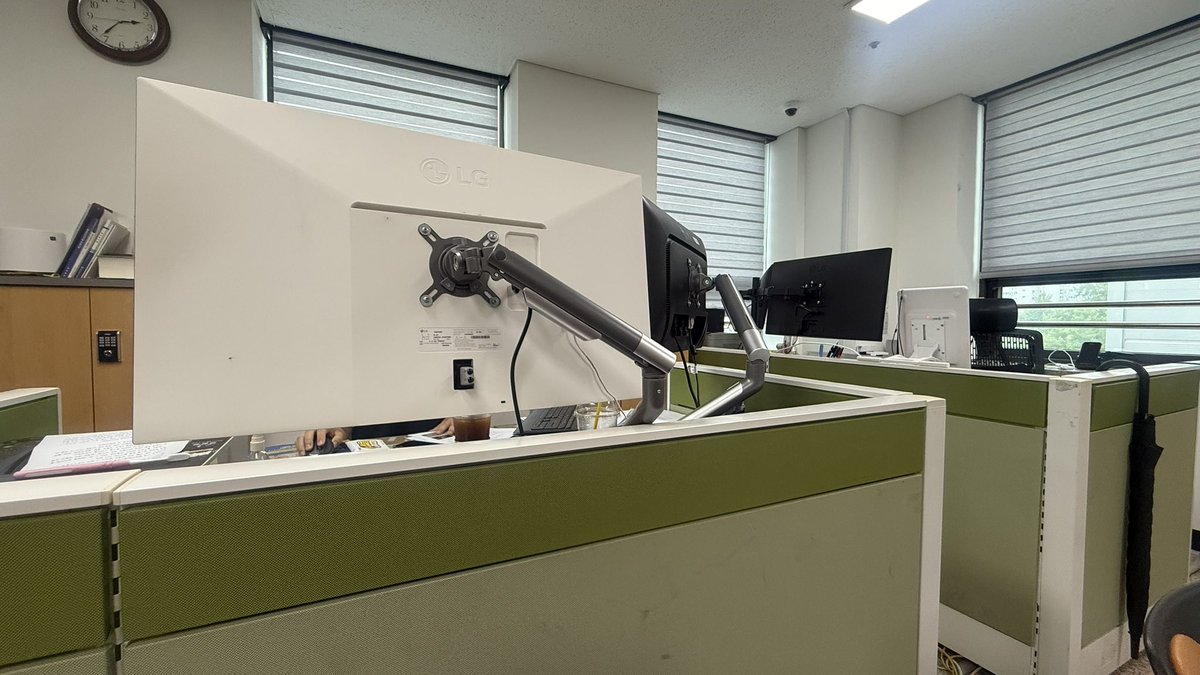 혜화경찰서에 장애인권리스티커 부착건으로 조사받으로 왔다.

장애인용 화장실 갔더니 세탁기까지 들여놓았다.

아이고, 
장애인용화장실에 아예 집기구 다 들여놓아라.

경찰서도 이 모양이니 ….ㅠㅠ