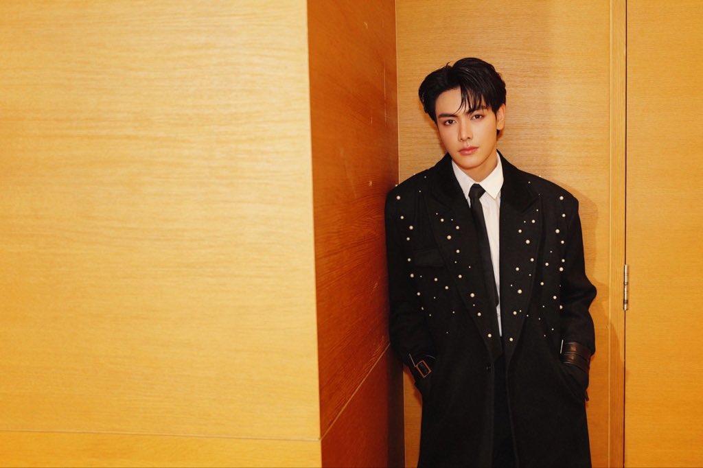 แกรมมาก

JOONG ALWAYS SHINE 

#JoongFansignMeetYouInTheSHine