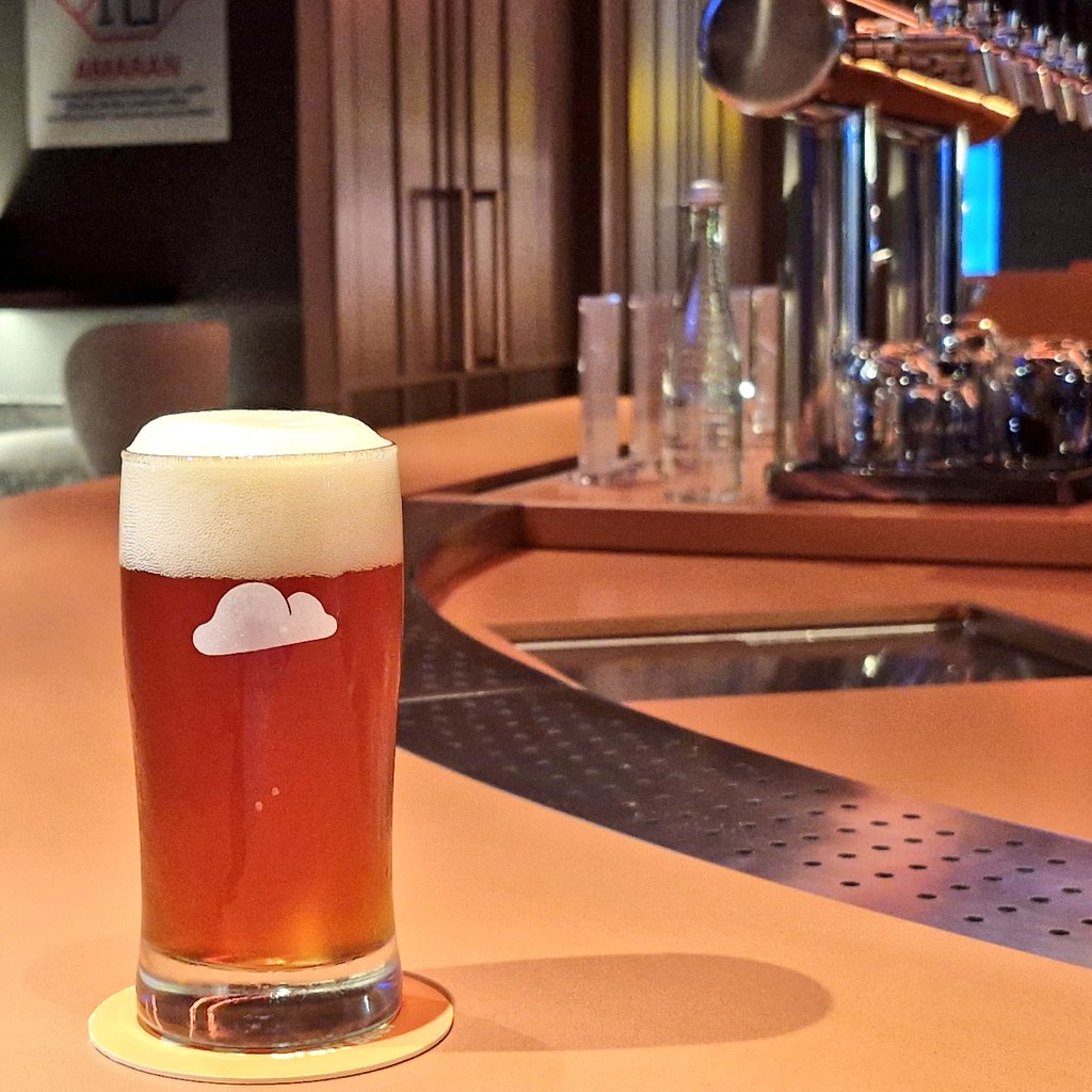 KLの空港内のホテルのロビーで、知人のブリュワリー、ペーパーカイトが飲める！
ついて初っぱなから嬉しいぞ。