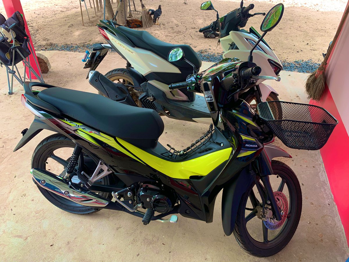 shiji0517's tweet photo. 家内がどこに行くのも送り迎えしないといけないから、今日新しいバイク買った。明日は家の前のお寺行って儀式をしてもらう予定👍でもね本当にもうお金無いの誰か助けて🤣
#Ubonrachatani
#Thailand
#ウボンラチャタニ
#タイ #HondaThailand
#WAVE110i https://t.co/x8kWzzmufJ