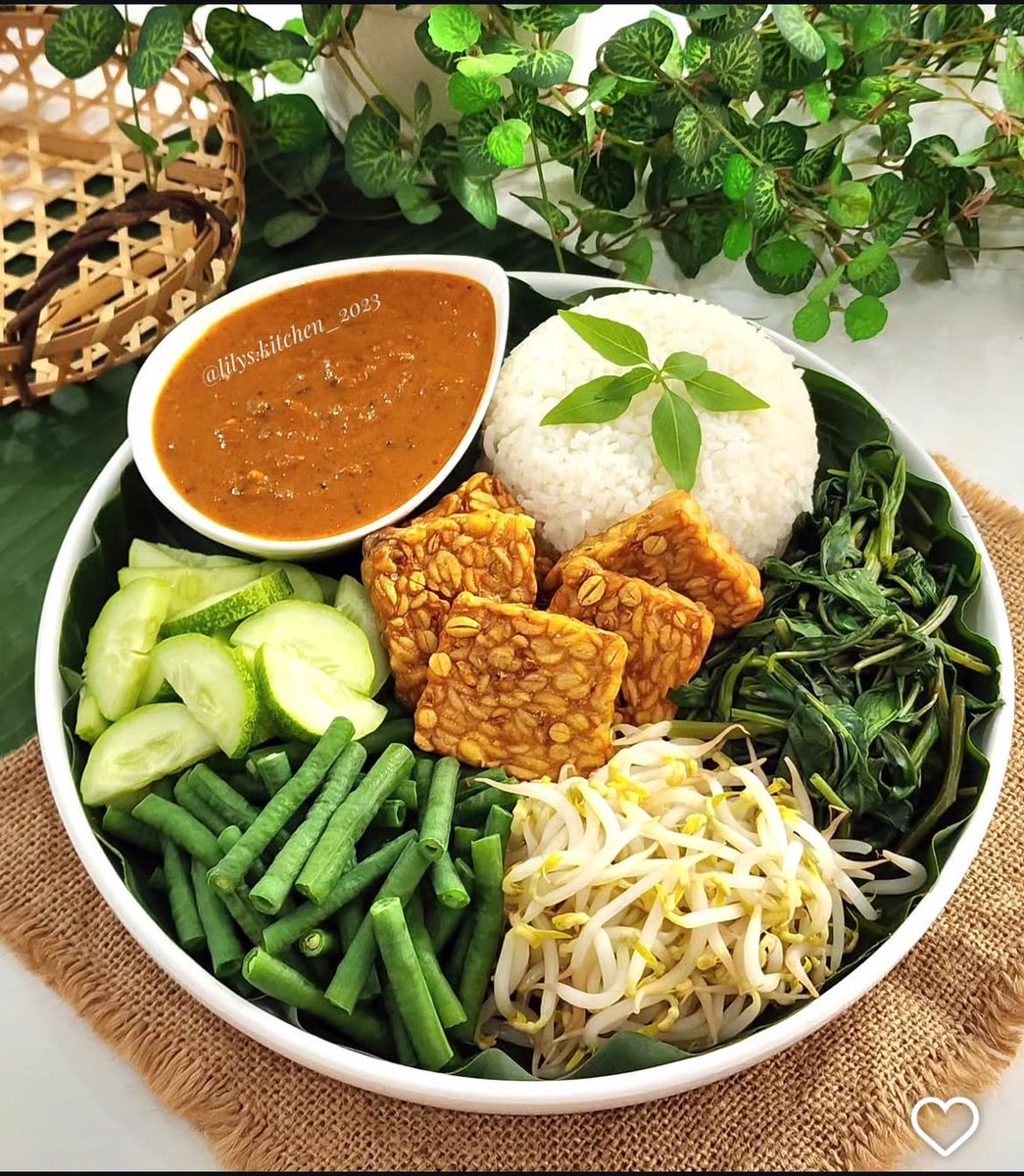 meihidaningrum's tweet photo. @NoContextHumans the best salad and breakfast in the world. let's fight. pecel https://t.co/DOGUZKFNCN